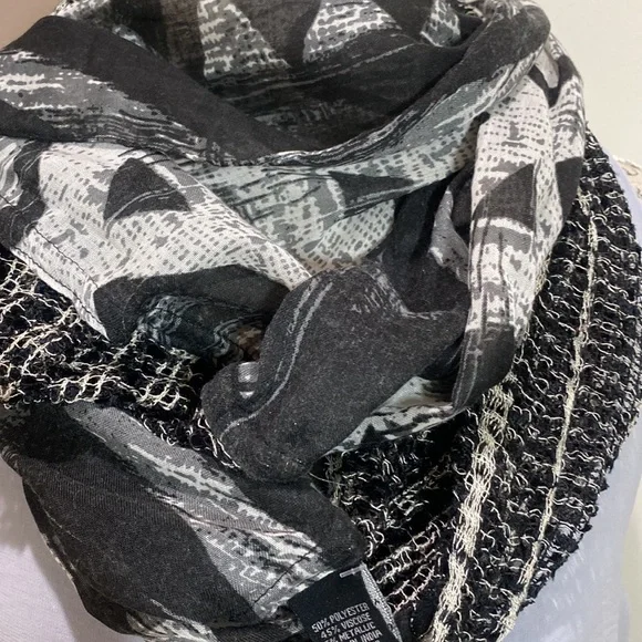 Black & Light Grey, 19” x 33” Aztec Design Scarf, NWT - Picture 4 of 8